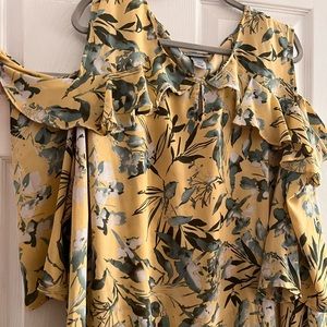 Catherine’s yellow floral peekaboo shoulder top size 3x / 26-28